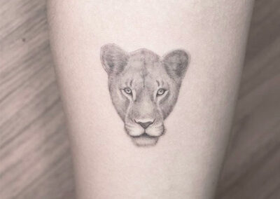 tatuaje dotwork león