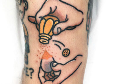 Cartoon tattoo manos y huevo