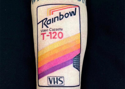 tatujes a color en el antebrazo de un vhs