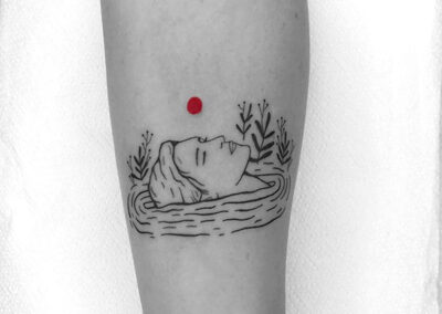 blackwork tattoo de una mujer