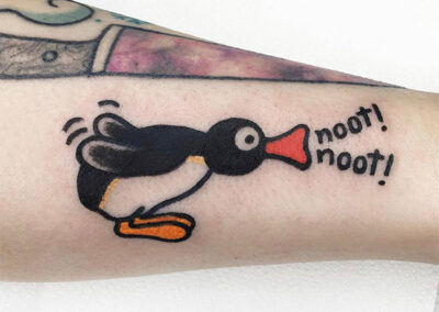 cartoon tattoo de un pinguino