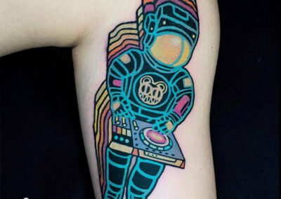 tatuajes a color de un astronauta