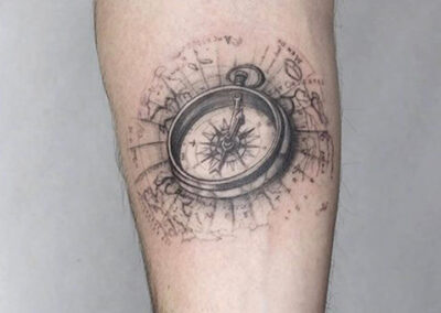 microrealismo tattoo de una brújula