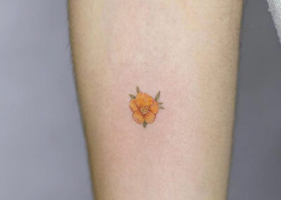 microrealismo tattoo de una flor en Madrid