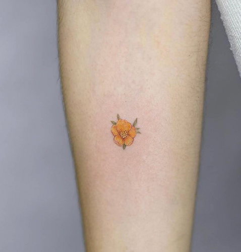 microrealismo tattoo de una flor en Madrid