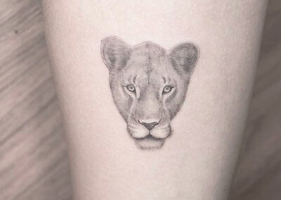 microrealismo tattoo de una leona