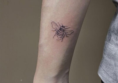 tatuajes finos de una abeja