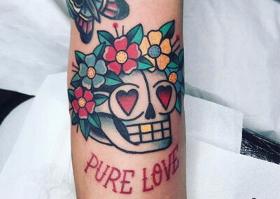 tatuajes old school de calavera con flores