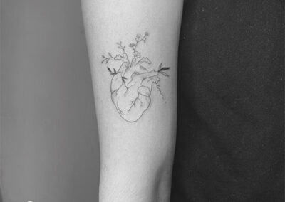 tatuajes finos de un corazón con flores