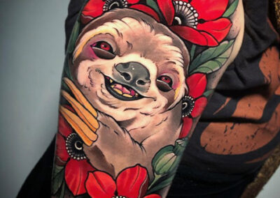 tatuaje neotradicional de un koala en el brazo