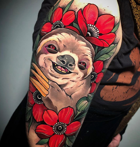 tatuaje neotradicional de un koala en el brazo