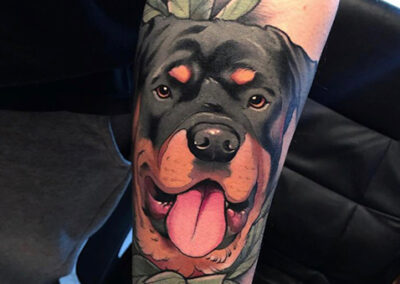 tatuaje neotradicional de un perro