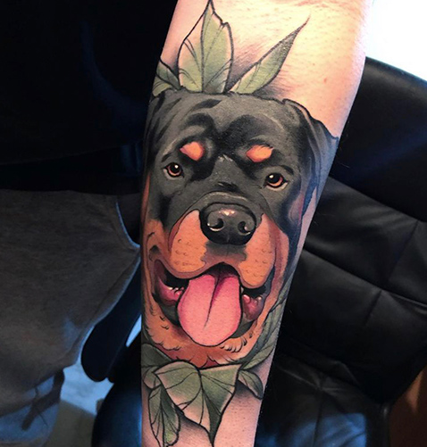 tatuaje neotradicional de un perro