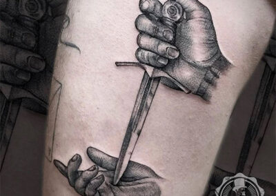 Dos manos con daga tatuajes realistas madrid
