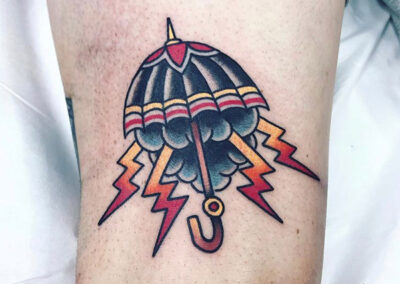 tatuaje tradicional de un paraguas