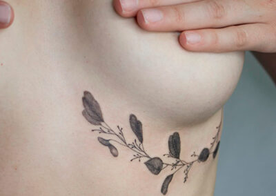 tatuajes bajo el pecho línea fina