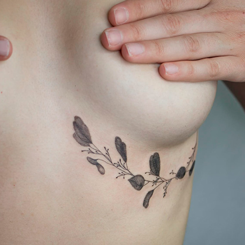 tatuajes bajo el pecho línea fina