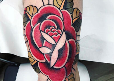 tatuajes en la pierna rosa