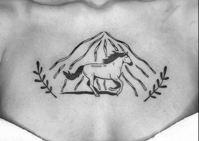 blackwork tattoo de un caballo