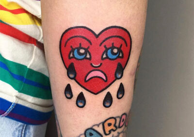 cartoon tattoo de un corazón llorando