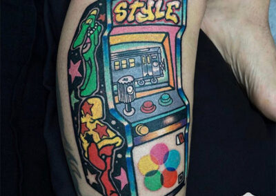 tatuajes full color de una máquina recreativa