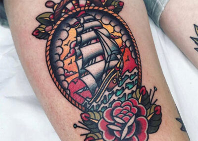 tatuajes old school de un barco en la pierna