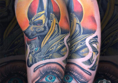 tatuaje egipcio de Anubis en el brazo