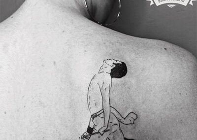 tatuaje en la espalda de Freddie Mercury