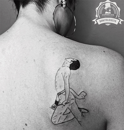 tatuaje en la espalda de Freddie Mercury