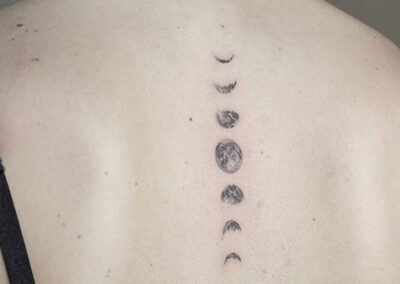 tatuaje en la espalda de fases de la luna