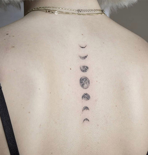 tatuaje en la espalda de fases de la luna