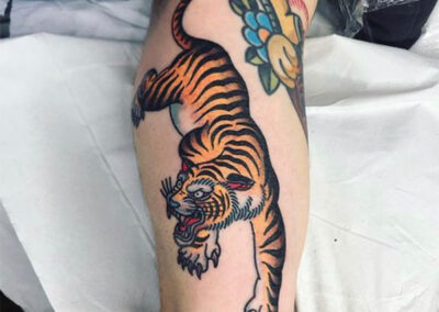 tatuajes old school de un tigre en el brazo