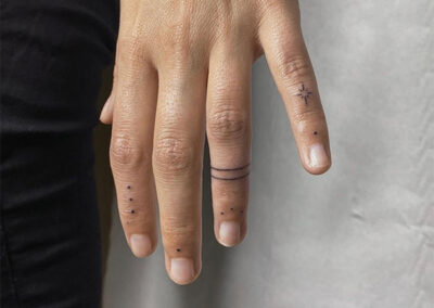 tatuajes en los dedos de puntos y líneas finas