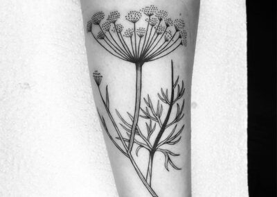 blackwork tattoo de una flor