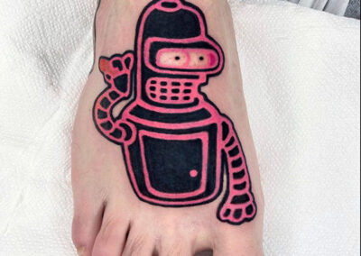 tatuajes cover de Bender futurama en el pie