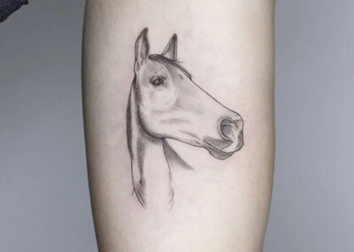 tatuajes pequeños micro realismo de un caballo