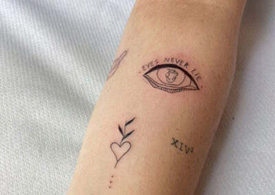 tatuajes pequeños eyes never lie