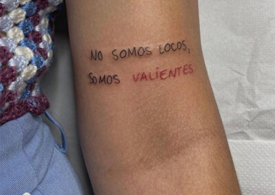tatuaje frases no somos locos somos valientes