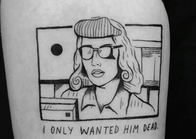portrait tattoo de mujer con gafas