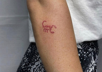 tatuajes finos de escorpión