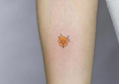 tatuajes minimalistas de una flor