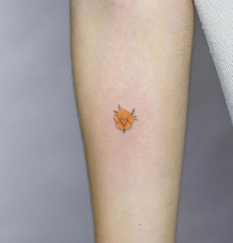 tatuajes minimalistas de una flor