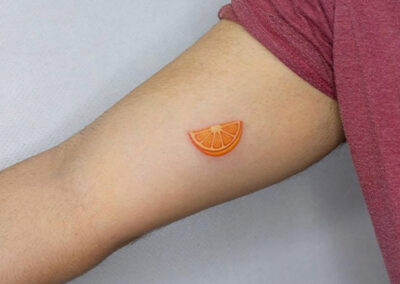 tatuajes minimalistas de un gajo de naranja