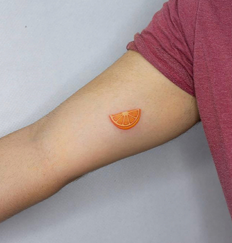 tatuajes minimalistas de un gajo de naranja