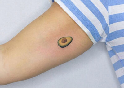 tatuajes minimalistas de un aguacate