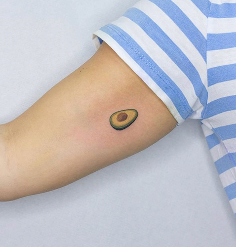 tatuajes minimalistas de un aguacate