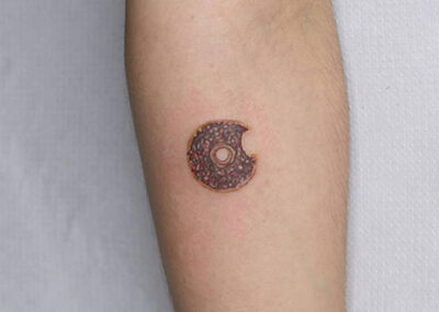 tatuajes minimalistas de un donuts