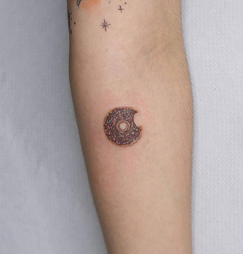 tatuajes minimalistas de un donuts