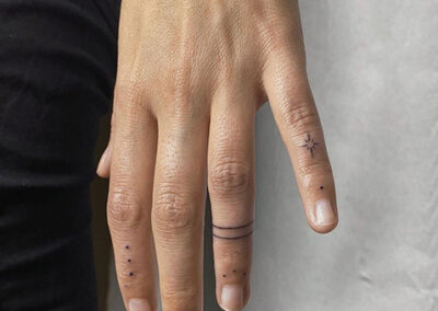 Ideas de tatuajes para parejas anillos y dedos
