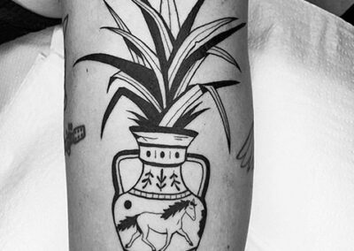blackwork tattoo de un jarrón en estudios de tatuajes en Madrid